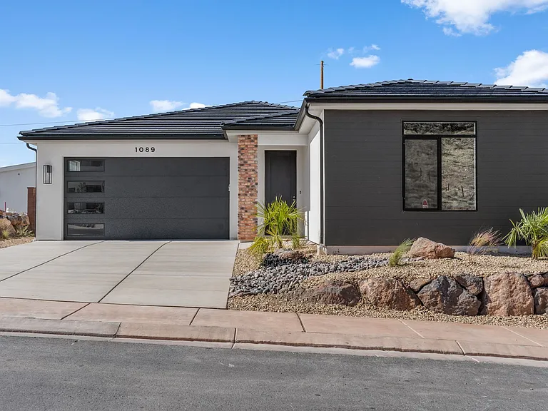 1089 E Coyote Crest Dr — Photo 1