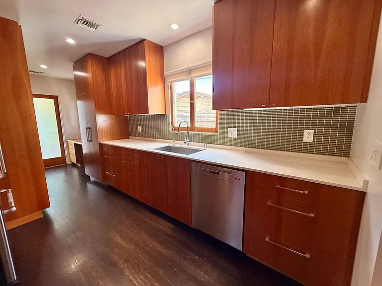 4246 Lexington Ave — Photo 11