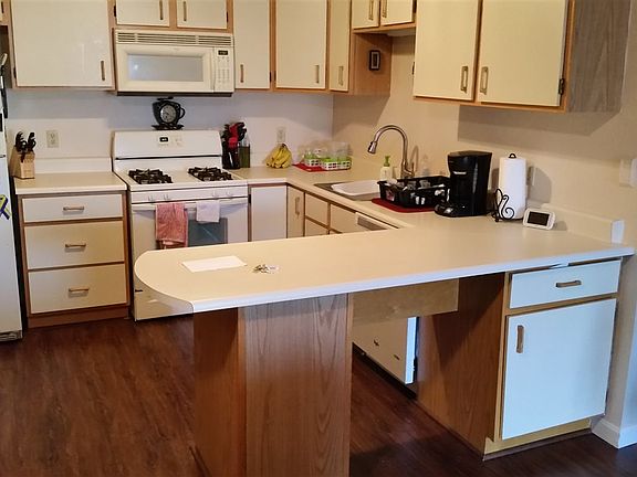 2nd image of 4 New Haven Dr APT 302