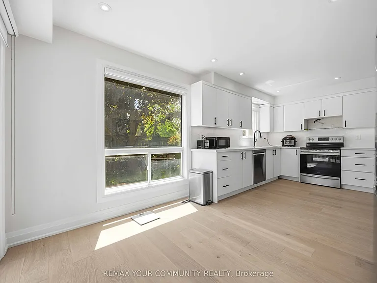 251 Osmond Cres — Photo 15