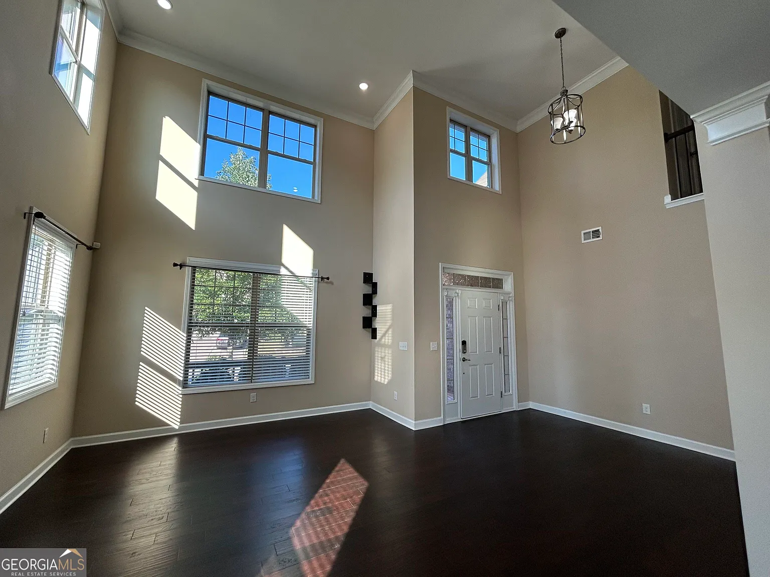 5 bed, 3.5 bath, 3820 sqft, $4,595 — Photo 2