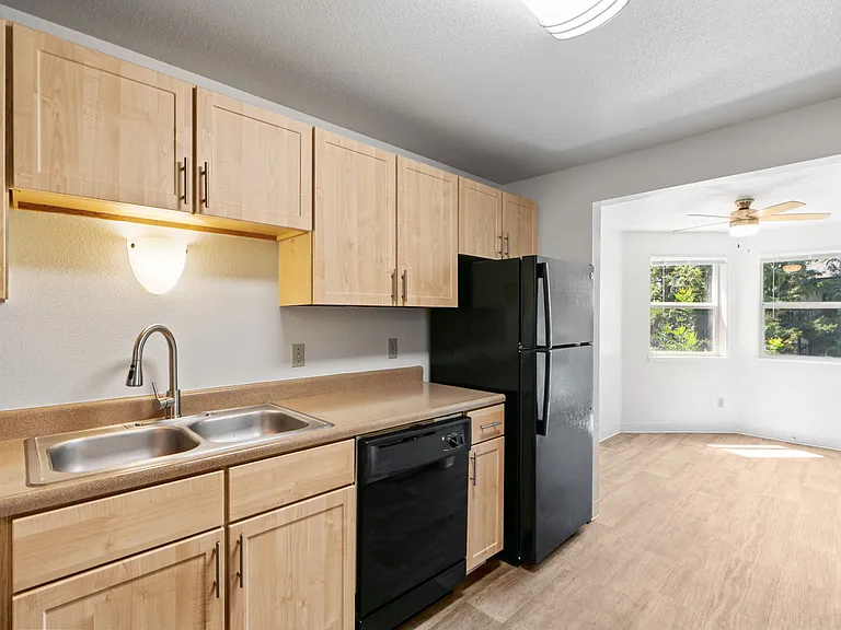 Creekside Apartments — Photo 32