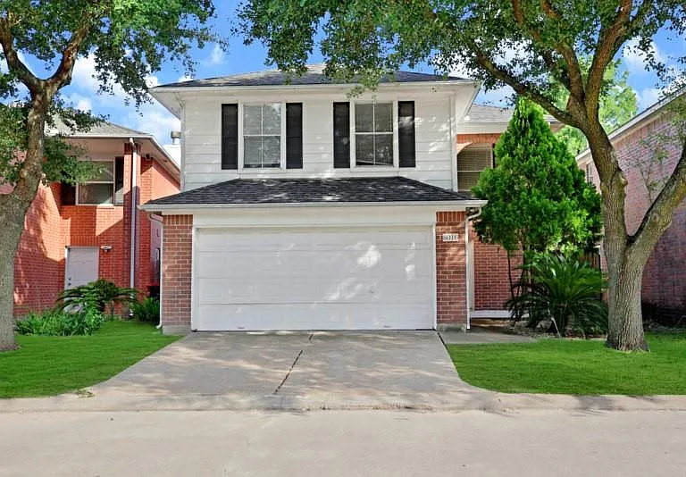 8016 Golf Green Cir — Photo 1