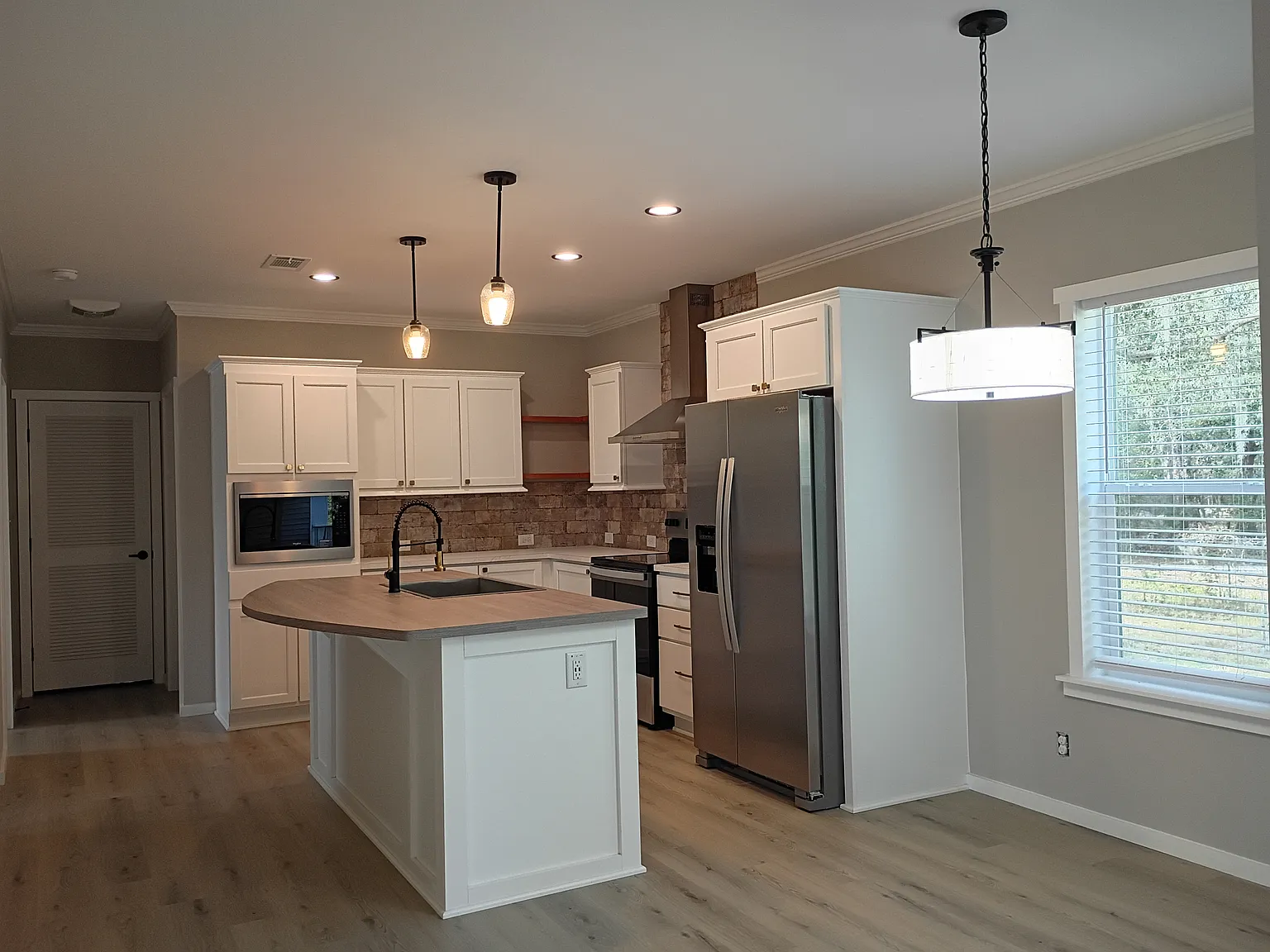 3 bed, 2.0 bath, 1560 sqft, $2,300 — Photo 4