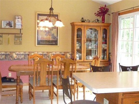 Dining area w/doors to deck