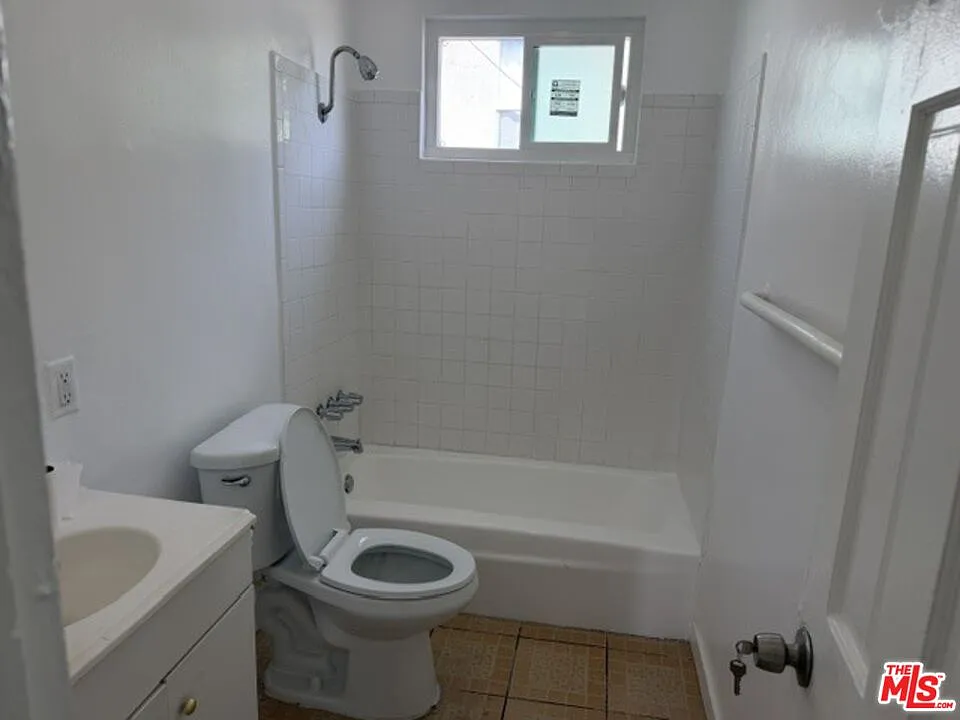 2 bed, 1.0 bath, 800 sqft, $2,295 — Photo 4