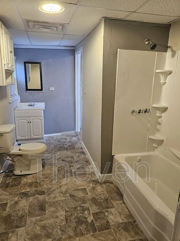 3 bed, 1.0 bath, 900 sqft, $1,100 — Photo 2