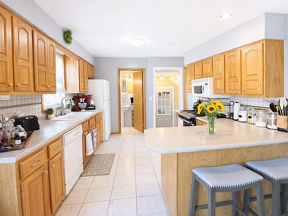 5th image of 900 14th Pl