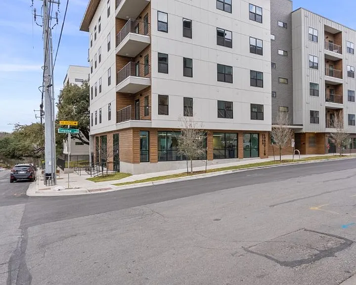 2500 Longview St #105 — Photo 35