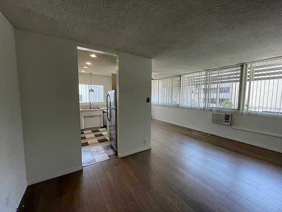 4th image of 1544 N Hayworth Ave