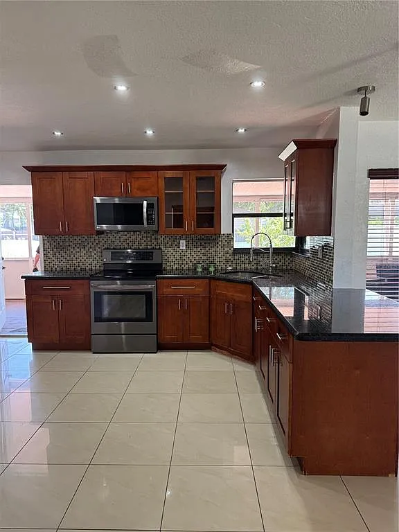 4 bed, 2.0 bath, 1478 sqft, $4,500 — Photo 3