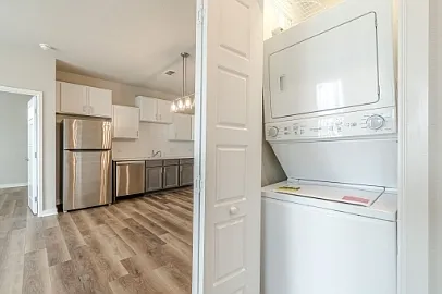 711 S Frio St — Photo 112