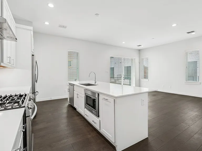 1518 N Carroll Ave — Photo 14