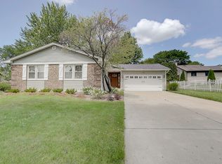 4060 Huntington Blvd, Hoffman Estates, IL 60192