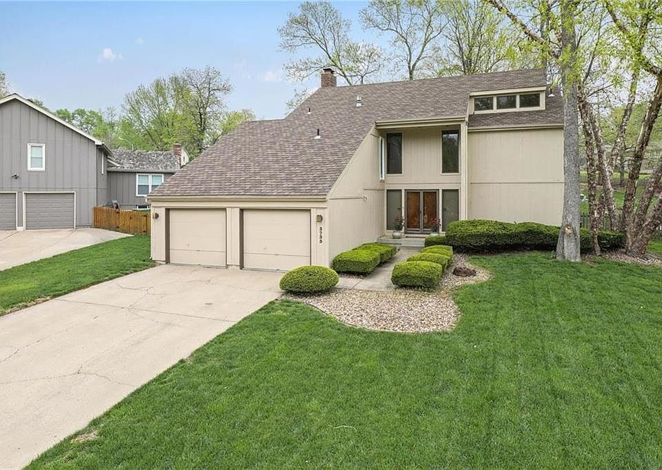 Welcome home to 3733 NE Beechwood Drive! This attractive home offers 3 bedrooms, 3.5 bathrooms, and a two-car garage. The functional floor plan will appeal to many buyers.