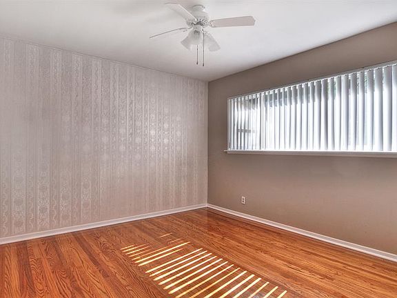 5th image of 221 S Dexford Dr