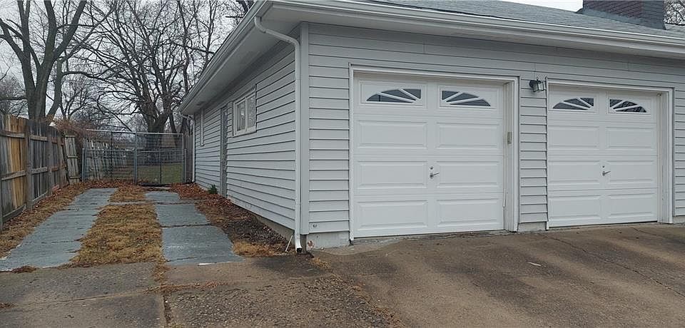 2nd image of 801 NE Barry Rd