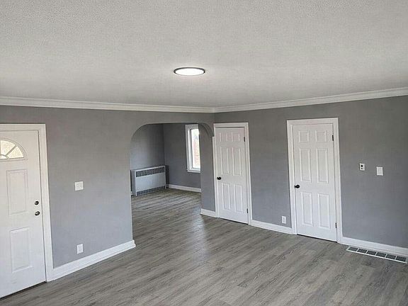 5th image of 5563 Silvertown Dr