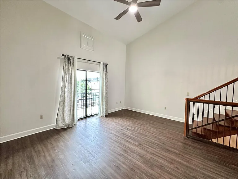 1602 Elgin St #13 — Photo 9