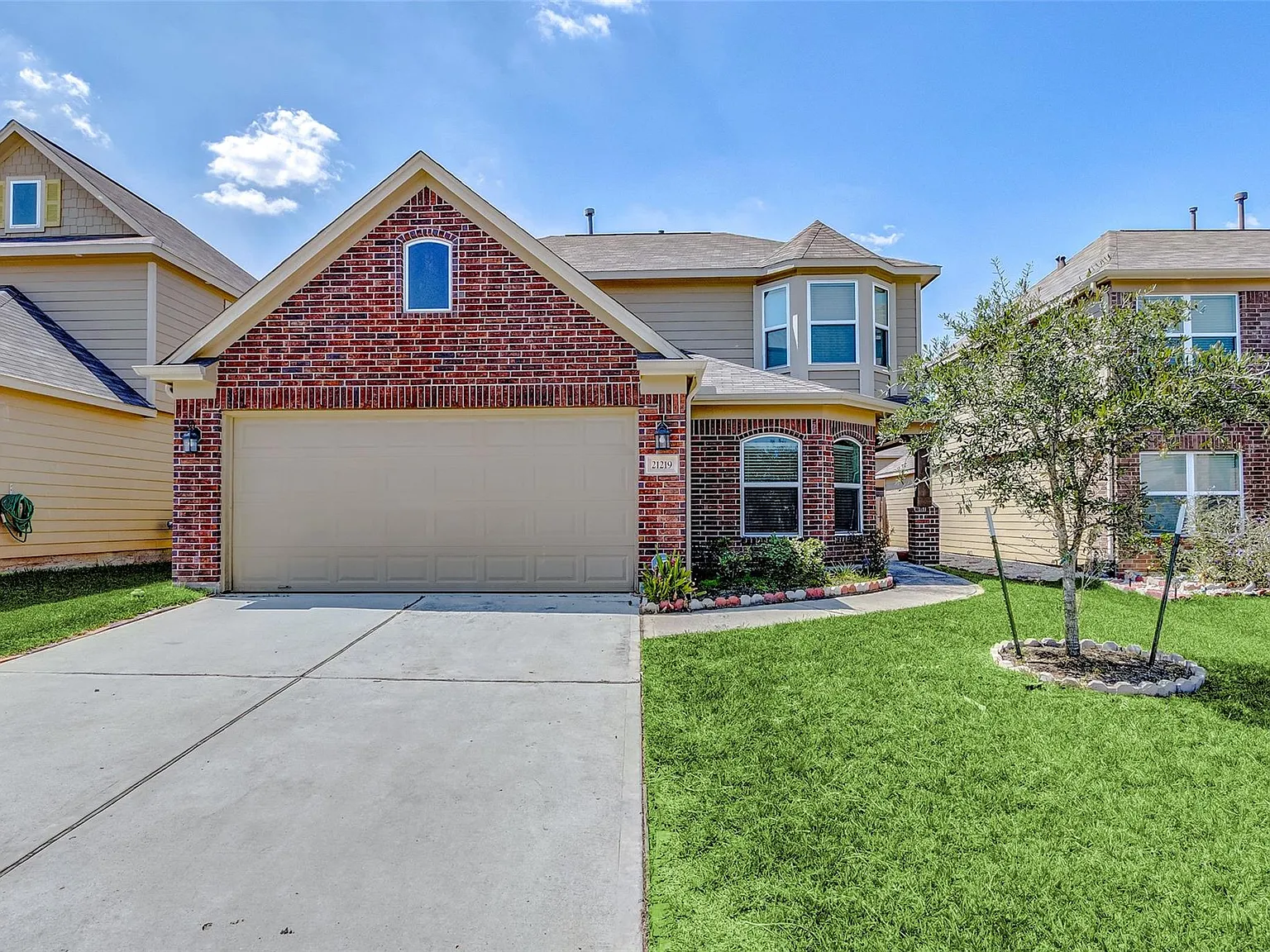 4 bed, 3.0 bath, 2500 sqft, $2,500 — Photo 2