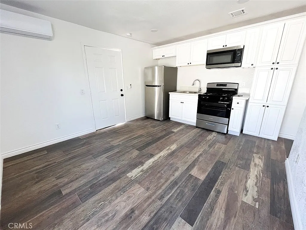 1 bed, 400 sqft, $1,795 — Photo 2