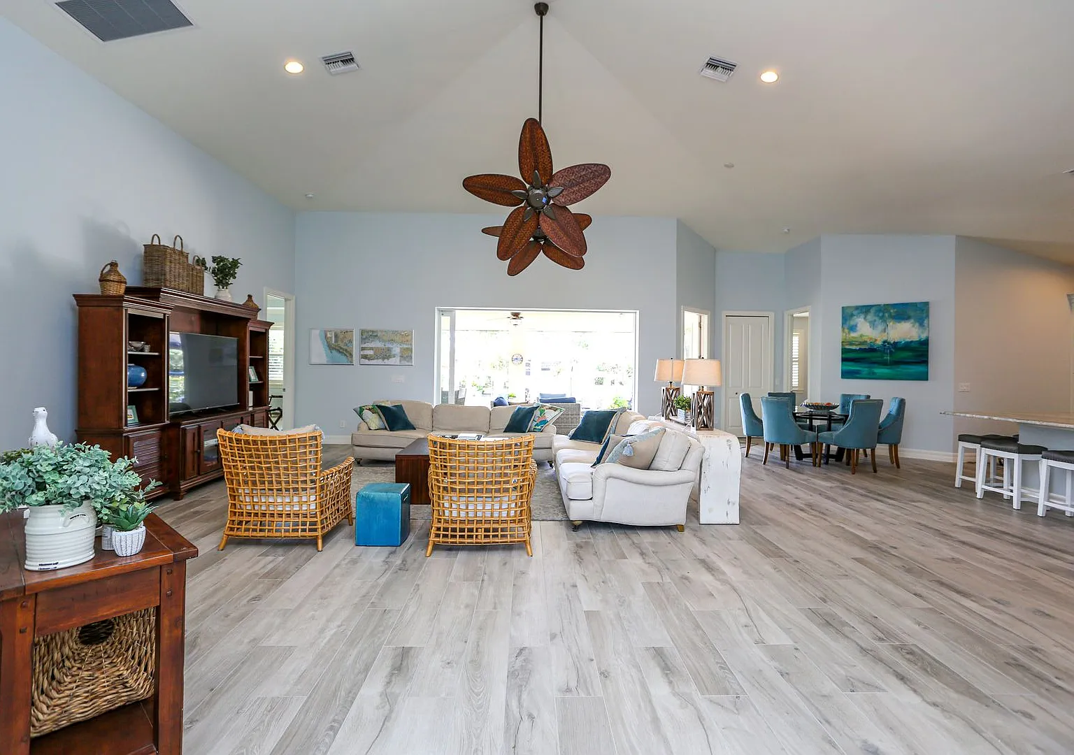 Stunning Pool Home 4beds / 4baths Golden Shores Furnished Seasonal Rental — Photo 4