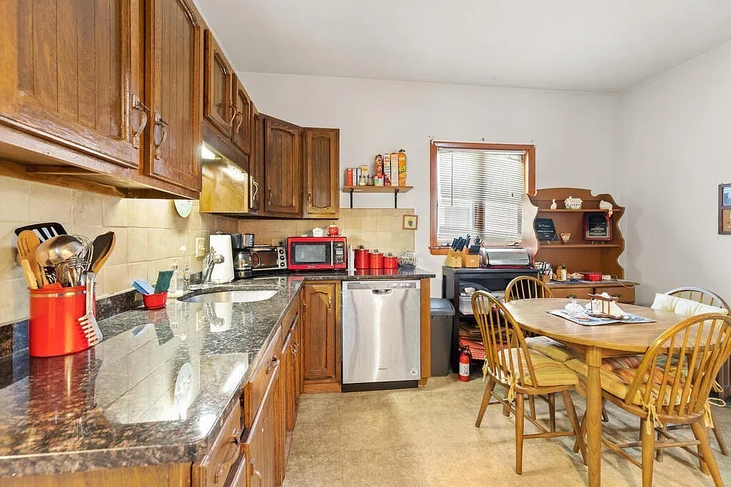 2 bed, 800 sqft, $2,400 — Photo 3