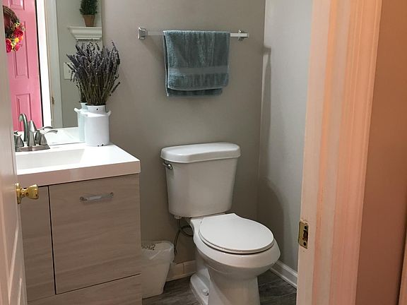 1/ 2 bath recently renovated