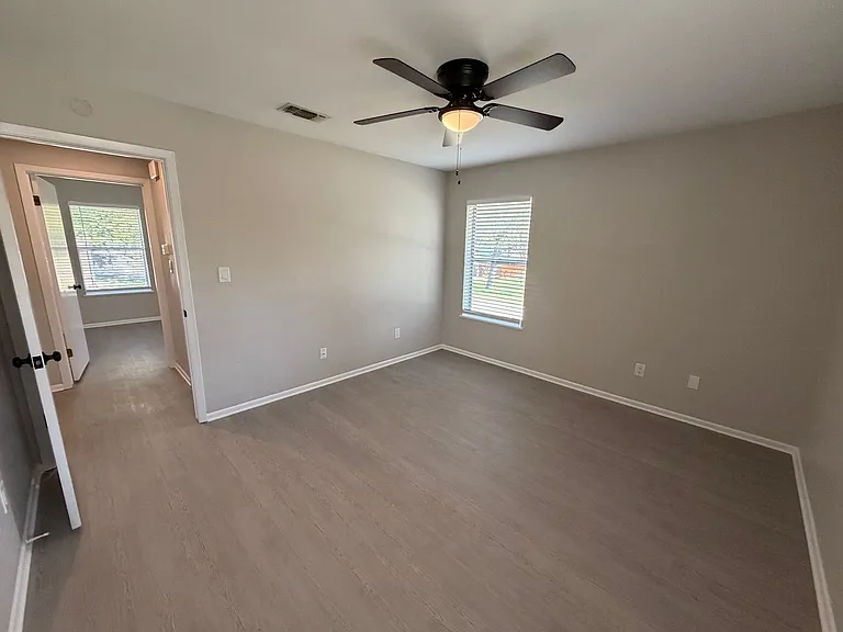 795 Albert St — Photo 15