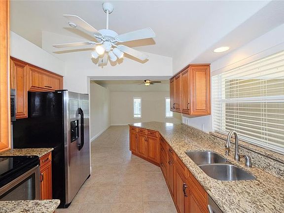 4th image of 1015 SE 19th Ave