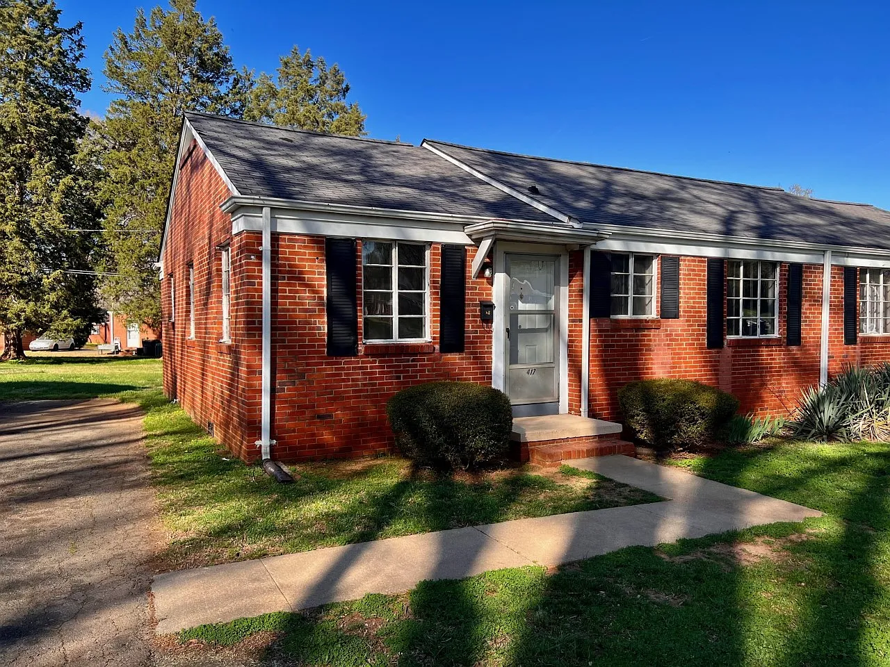 3 bed, 933 sqft, $1,695 — Photo 1