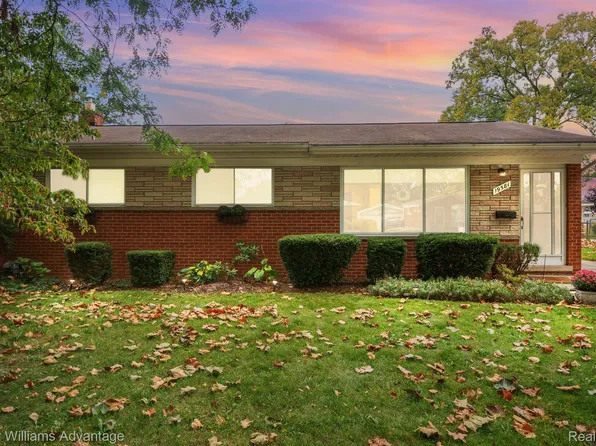 19581 Hardy St, Livonia, MI 48152