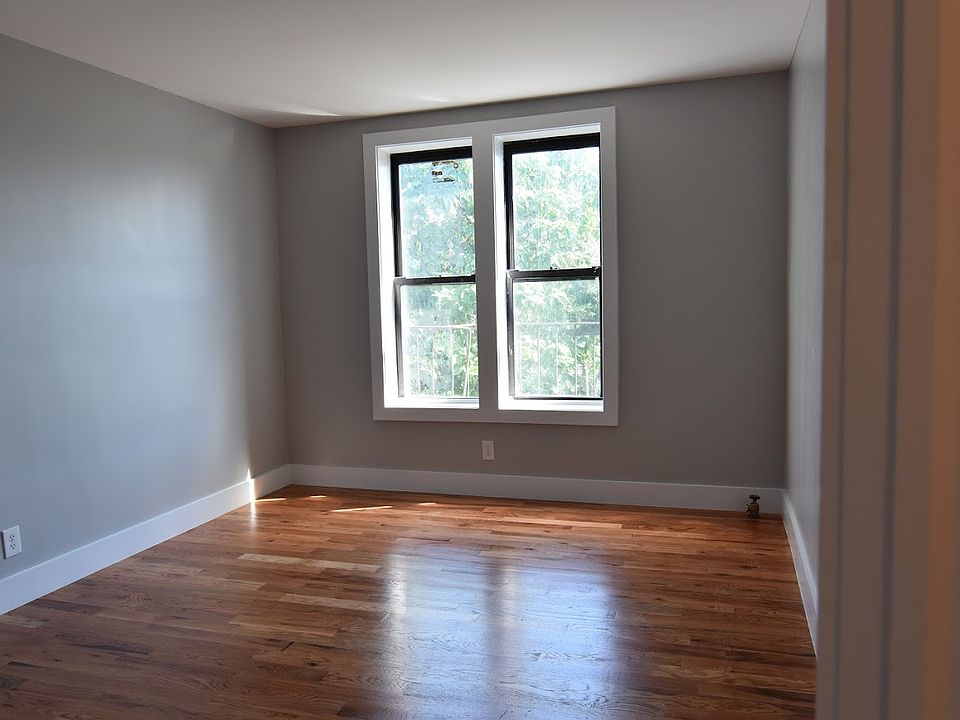 2nd image of 668 Hancock St #4J