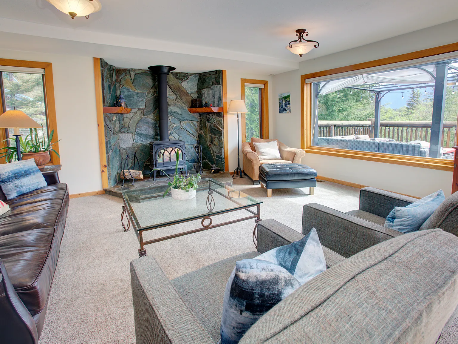 4 bed, 2.5 bath, 3000 sqft, $12,000 — Photo 3