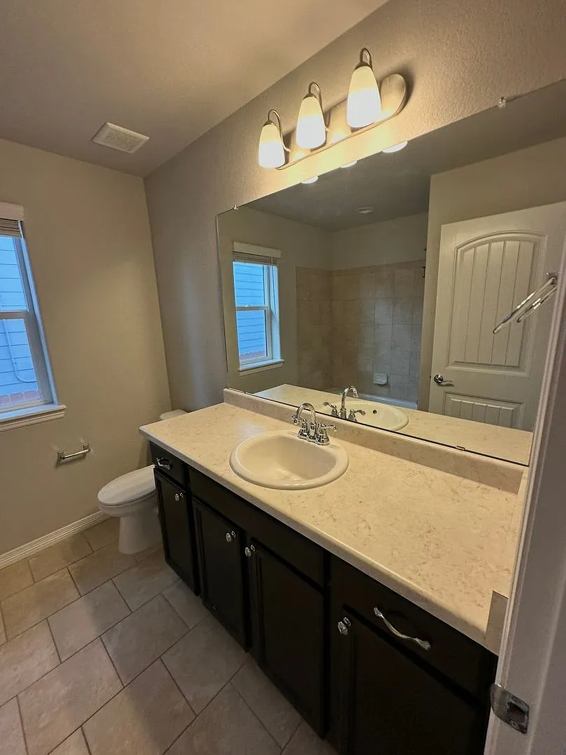 Spacious 5-Bed, 3-Bath Home — Photo 3