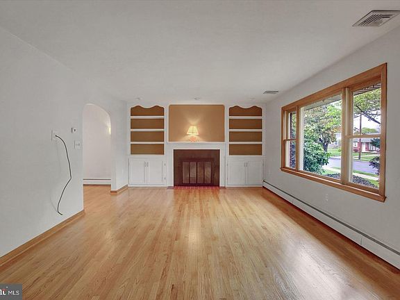 4th image of 212 E Walnut St