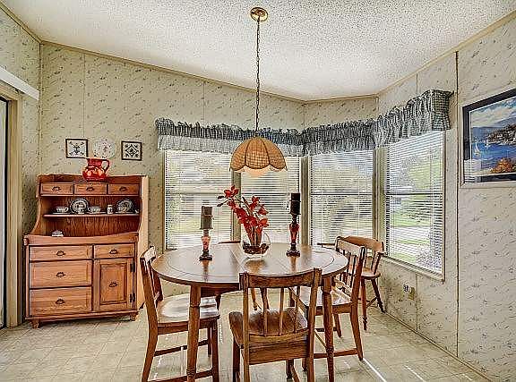 3rd image of 44 Horseshoe Falls Dr