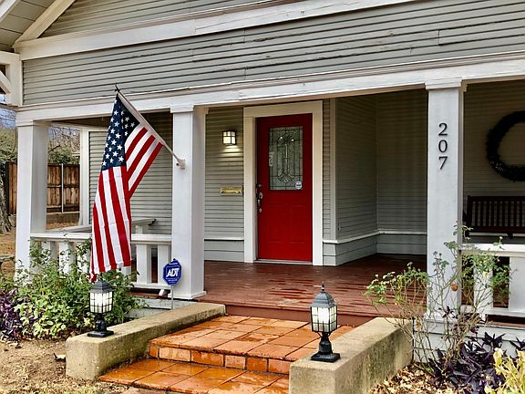Beautiful approach to the porch!