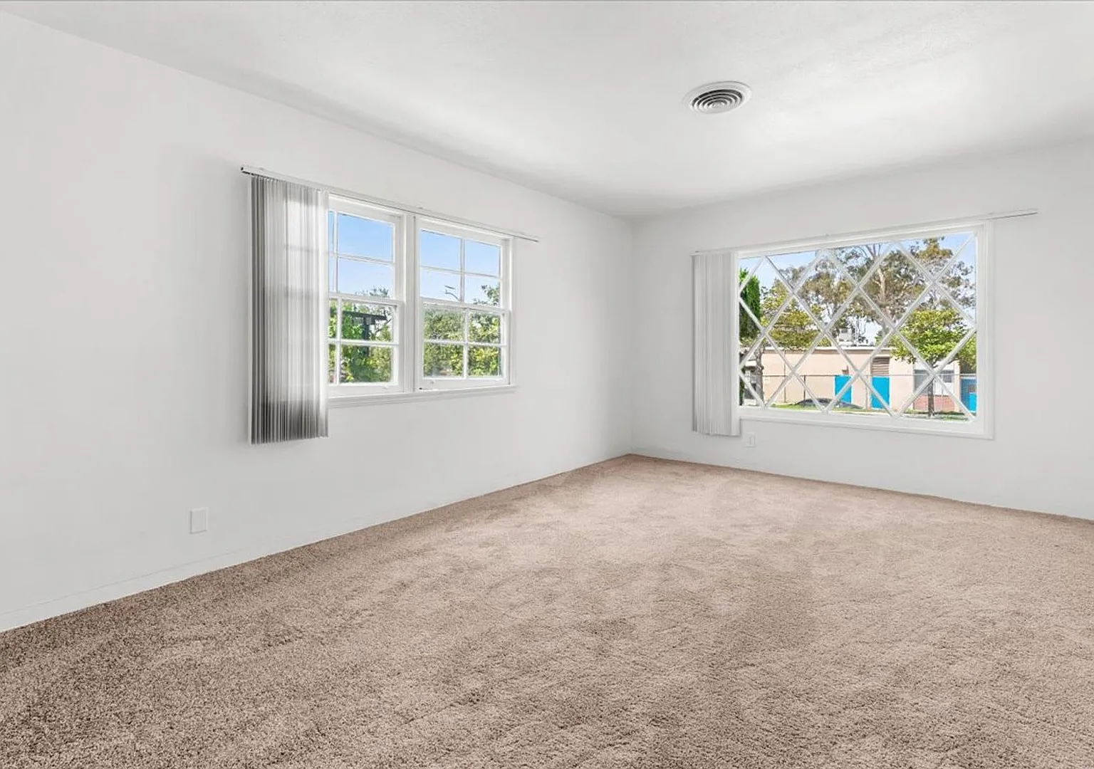 Spacious 4-Bed Home with Backyard, Garage & Prime Westside Access — Photo 3