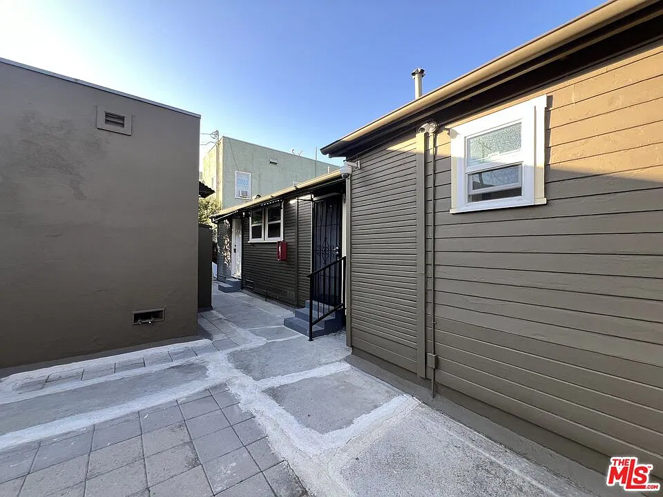 2 bed, 1.0 bath, 800 sqft, $2,295 — Photo 3