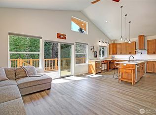 896 Henry Ln, Camano Island, WA 98282