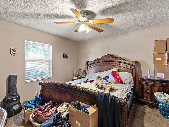 5th image of 409 Honey Bee Ln