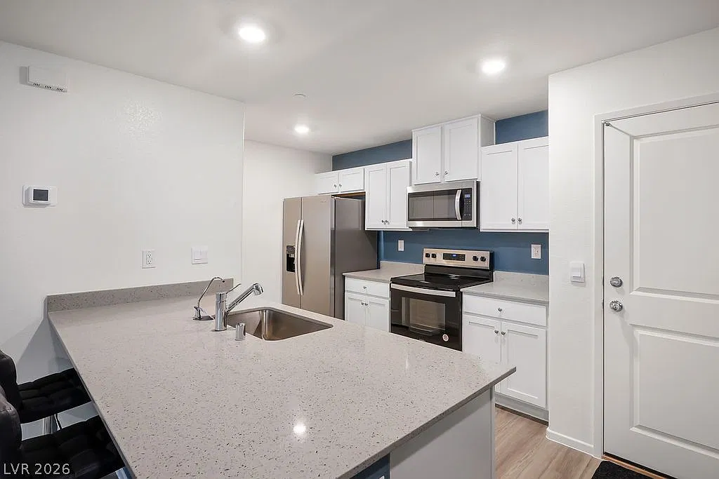 3 bed, 2.5 bath, 1324 sqft, $1,995 — Photo 4