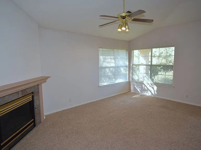 8615 Brighton Dr NE — Photo 7