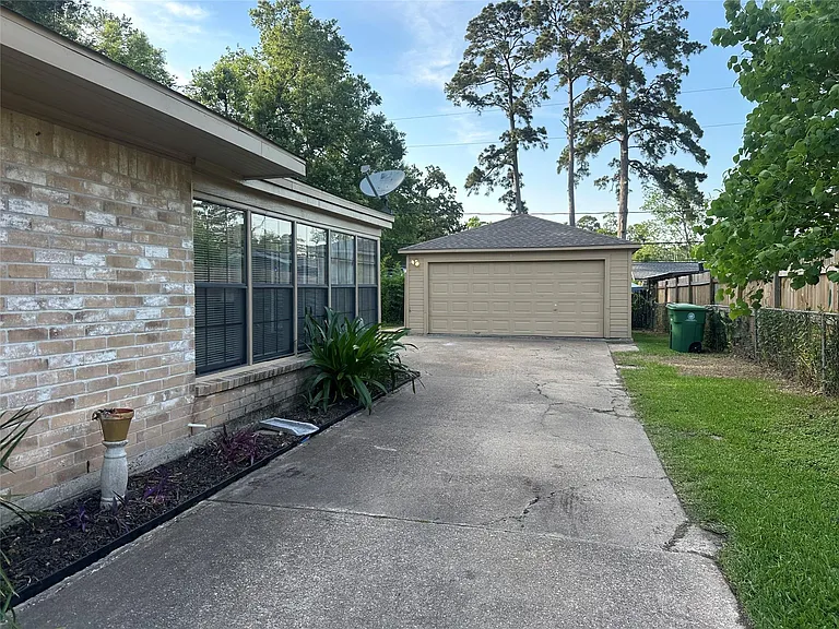219 Glencroft Ct — Photo 2