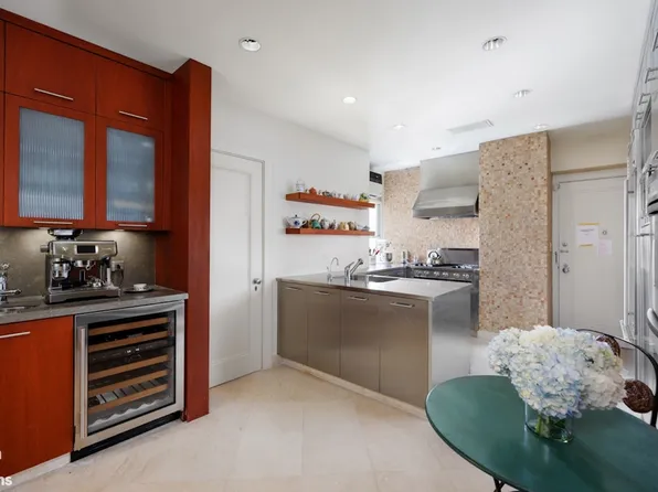 580 Park Avenue image 6 of 15