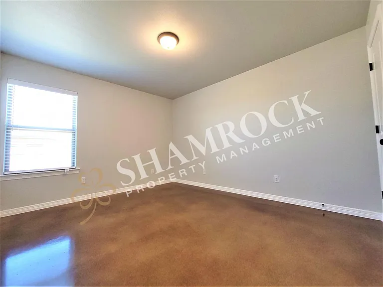 1002 Sparrow Cv #B — Photo 4