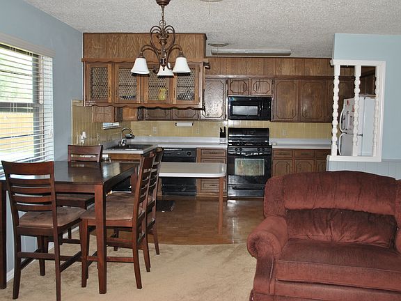 312 Cedar Dumas, TX living 1