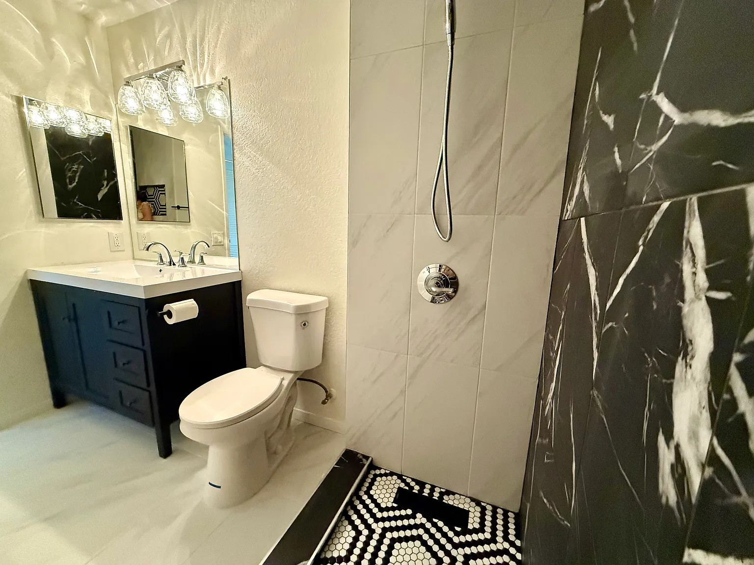 1 bed, 709 sqft, $2,095 — Photo 3