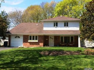 22 Candy Ln, Commack, NY 11725
